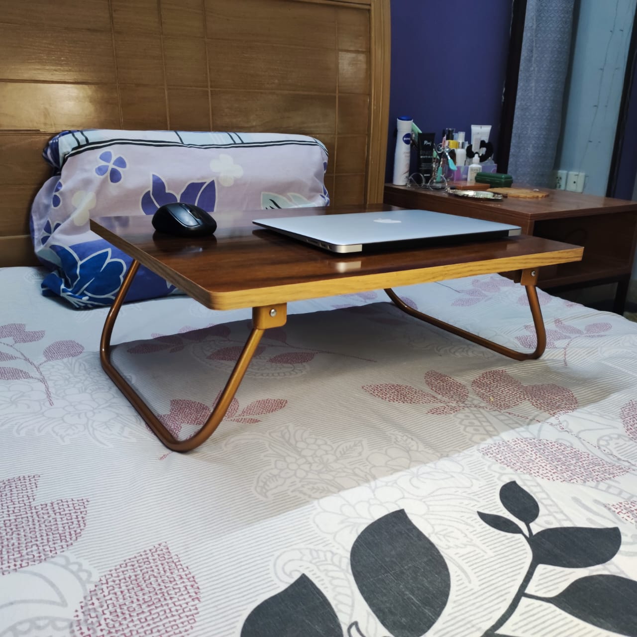 Laptop bed tray placed on a bed with laptop and accessories in real use – MetalX